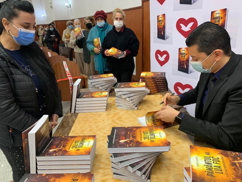 Imagem de capa - Livro &#8220;A terra vai pegar fogo&#8221; é lançado na Romênia