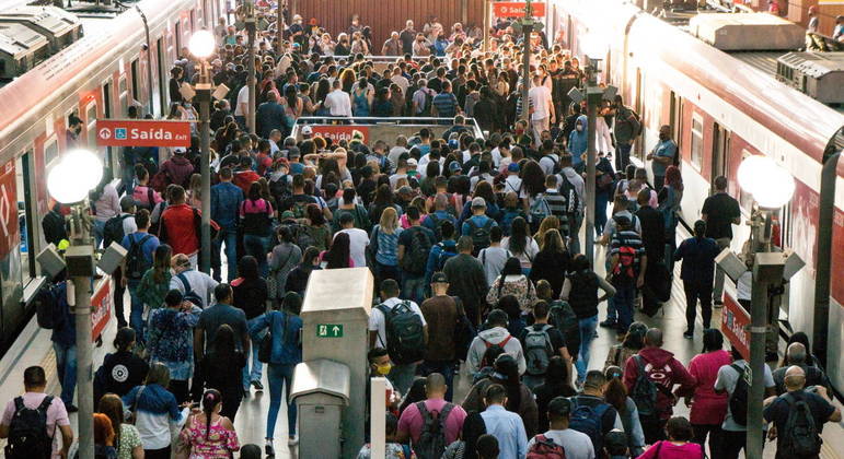 Paulistas utilizando a plataforma de metro no dia a dia.