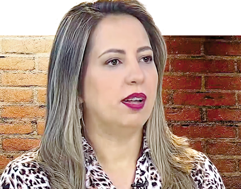 Kaline Tascin ketascin@universal.org.br Valéria Pessoa, de 40 anos, psicóloga, frequentava uma denominação religiosa em que falavam que a Universal era uma seita. “Me diziam que eram pregadas heresias, teologia da prosperidade, charlatanismo, que os pastores faziam parte de uma quadrilha e que o Bispo Edir Macedo era o chefe”, relembra. Ela cresceu com a ideia fixa e preconceituosa de que a Universal não prestava. “Eu falava para o mundo ao meu redor que a Universal era de ladrões, que tudo lá era mentira e que os testemunhos eram comprados.” Ela se formou, casou com um engenheiro, tinha uma vida aparentemente confortável, mas não tinha paz. Ela sofria com asma e chorava o tempo todo. Em um certo período, ela e o marido ficaram desempregados e foram morar no porão na casa de seus pais com dívidas e uma filha para cuidar. Seu esposo passou a seguir a Universal nas redes sociais e tomou conhecimento do filme que seria lançado na ocasião: Os Dez Mandamentos. “Ele me convidou para almoçar, assistir ao filme e, em seguida, ir à reunião da Universal no Brás e eu aceitei. Na minha cabeça, eu jamais colocaria os pés na Universal.” Naquela primeira reunião que ela participou, o pastor estava consagrando a água do milagre e uma senhora doou uma de suas garrafas de água para Valéria. “Foi algo simples, mas que me tocou, porque todos falavam tão mal da Igreja e logo no início fui muito bem tratada”, recorda. Valéria e seu esposo passaram a frequentar a Universal. Ela foi curada da asma, eles compraram duas casas, abriram uma empresa e a filha recebeu o Espírito Santo. “A Igreja Universal é minha escola. Sou muito grata pelo que vivi e aprendi. O bem maior que recebi foi o Espírito Santo, que está comigo todos os dias”, finaliza.