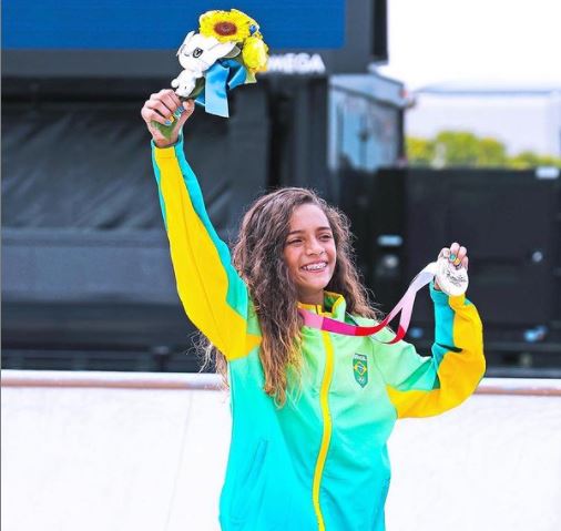 Imagem de capa - Menina Rayssa dá um nó na cabeça da imprensa militante, em Tóquio