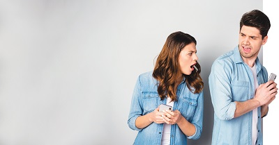 Portrait of frustrated crazy girl use smartphone see her boyfriend chatting with cute woman she scream he hide device wear casual fashion jeans isolated over gray color background