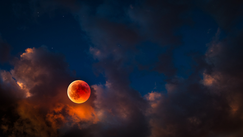 Lua vermelha aparece no céu e chama atenção pelas redes sociais