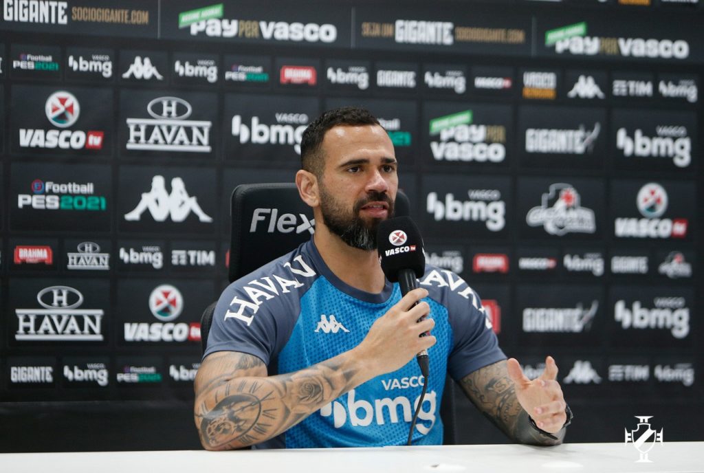 Imagem de capa - Cristão, jogador do Vasco é obrigado a usar camisa do movimento LGBTQIA+ em jogo