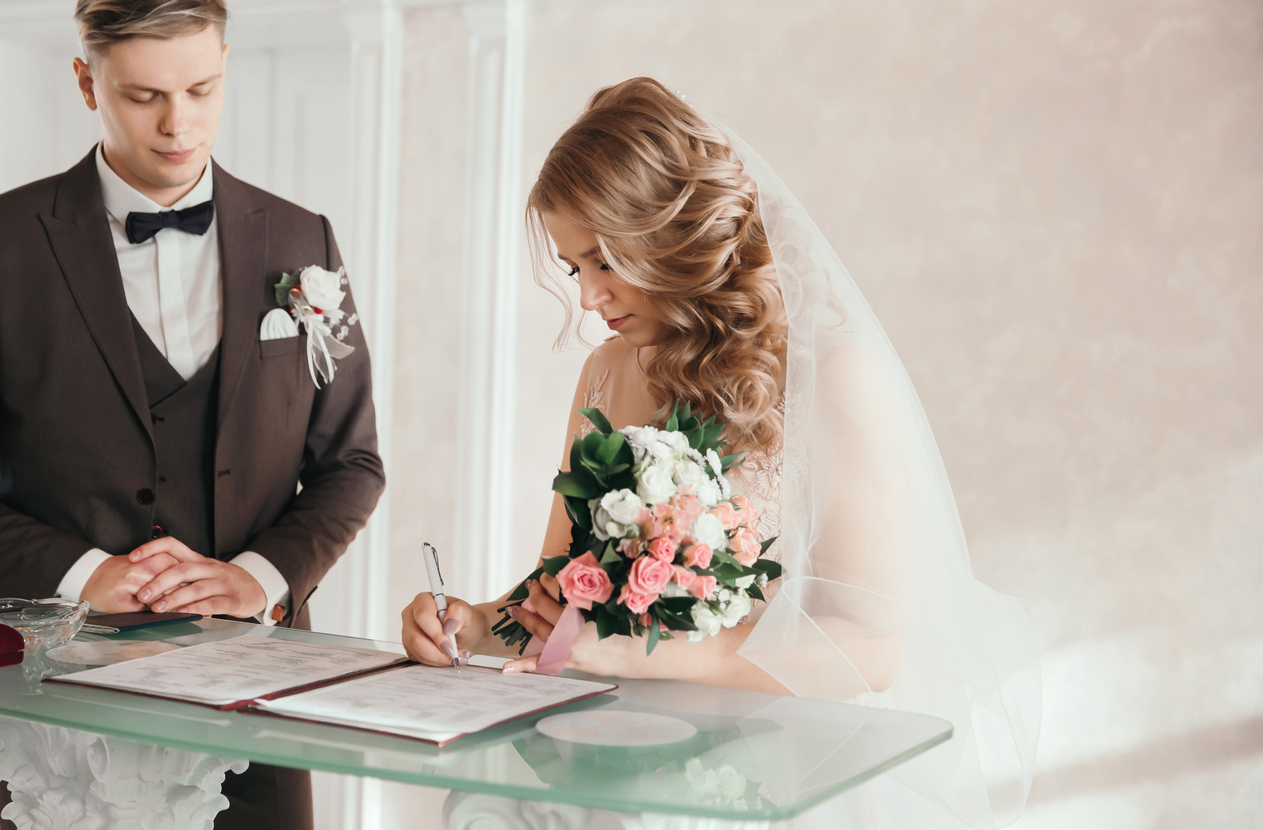 Жених невеста подписывают. Технический брак фотографии.
