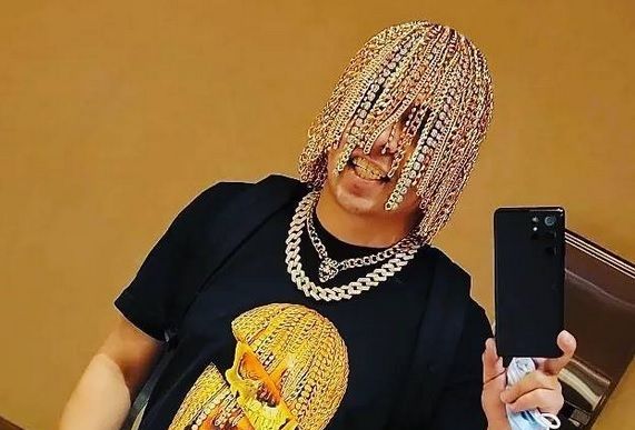 Imagem de capa - Rapper mexicano implanta correntes de ouro no couro cabeludo