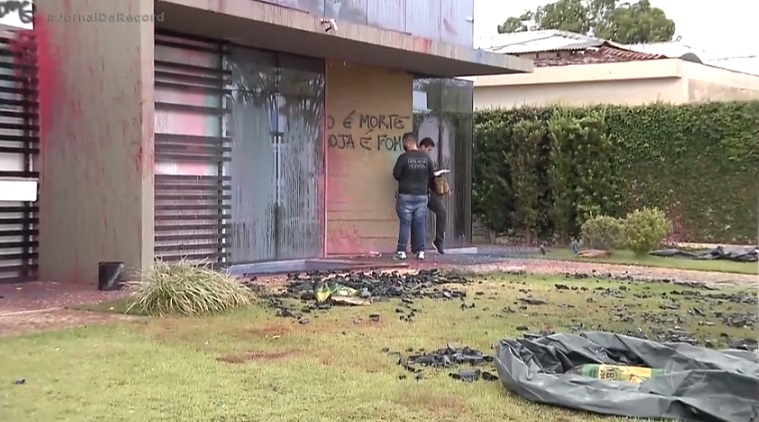 Imagem de capa - Manifestantes do MST e da Via Campesina invadem e vandalizam prédio em Brasília
