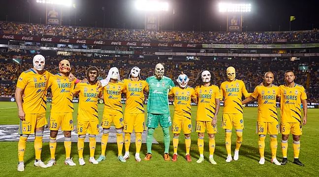 Cena triste no México, um jogo do futebol amador teve que ser