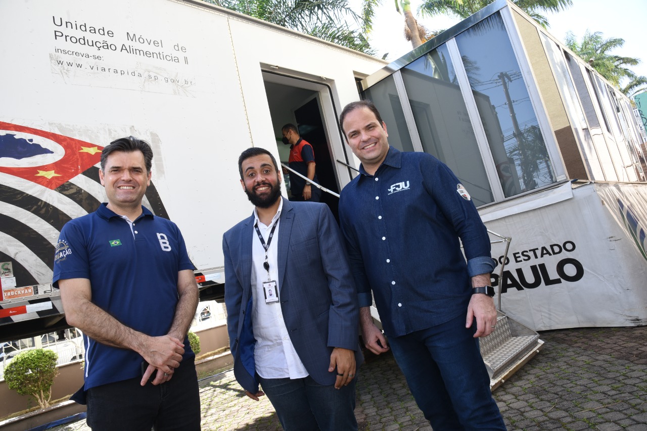 Imagem de capa - Universal recebe unidade móvel para qualificação de jovens de baixa renda