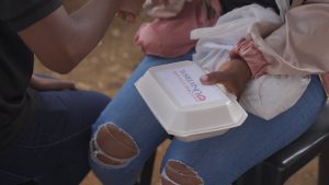 O primeiro templo da Igreja Universal do Reino de Deus funcionando em um lixão na África do Sul, na cidade de Soweto, completou um ano de inauguração no último domingo (26). O espaço que atende uma comunidade com famílias em situação de extrema pobreza, ofereceu, desde a sua instalação, 34,9 mil refeições, 1,5 mil cestas básicas e 6,6 mil peças de roupas. Cerca de 200 pessoas são beneficiadas diariamente. 