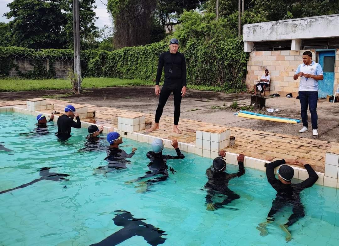 Menores infratores recebem aulas de natação