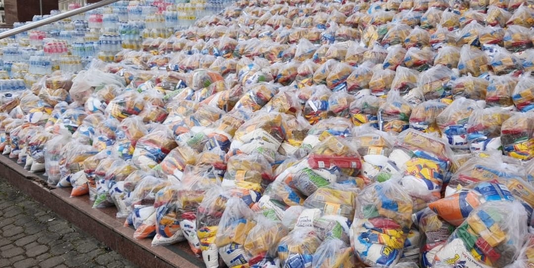 Universal doa toneladas de alimentos para vítimas das chuvas na Bahia e Minas Gerais