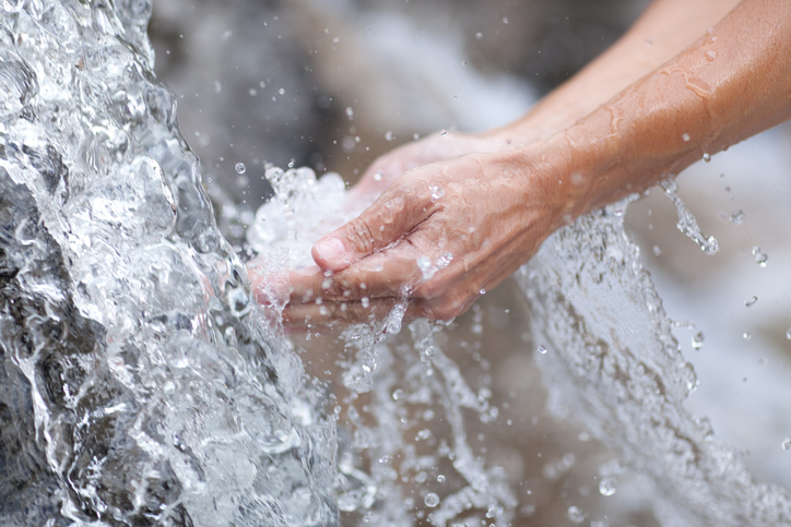 hands fresh drinking water