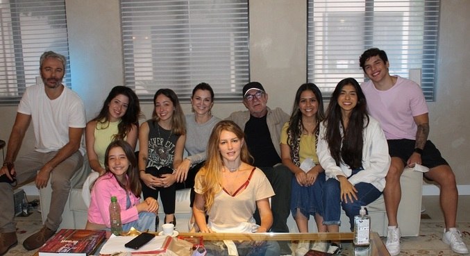 Imagem de capa - Todas As Garotas Em Mim aposta na mistura de gerações para emocionar o público