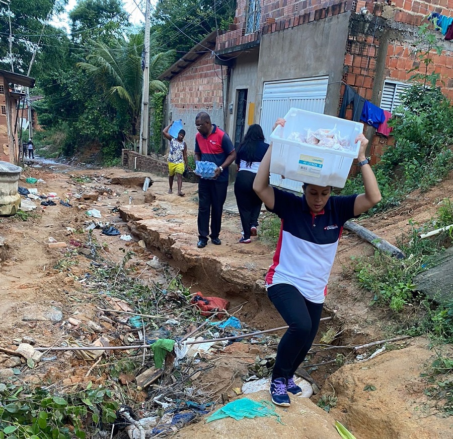 Chuva em Alagoas: desabrigados recebem comida e roupas do Unisocial EVG