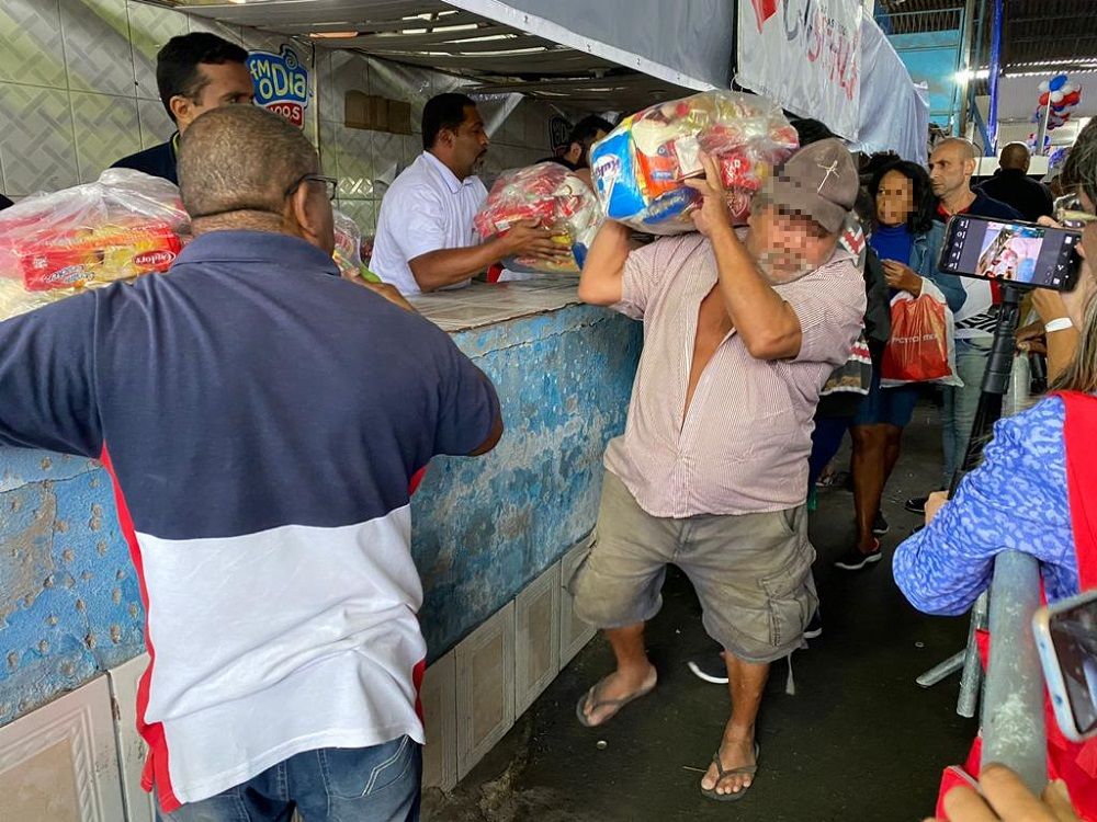 Mais de 21 toneladas de alimentos foram entregues em comunidade do Rio de Janeiro