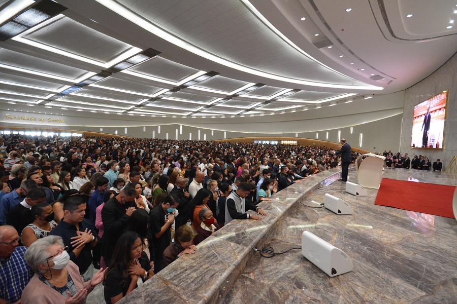 Imagem de capa - Bispo Macedo realiza primeira cerimônia de inauguração do Solo Sagrado em Brasília