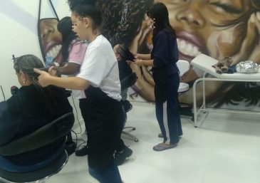Jovens que cumprem medidas socioeducativas se formaram em curso de cabeleireira