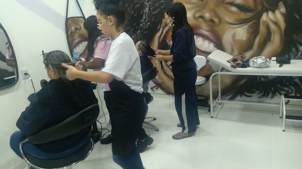 Jovens que cumprem medidas socioeducativas se formaram em curso de cabeleireira