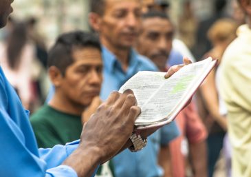 Bíblias são contrabandeadas para convertidos de origem muçulmana