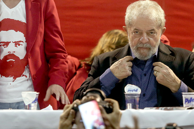 Fraude eleitoral: Partidários de Lula espalham folheto com símbolo da Universal, pedindo voto para o candidato