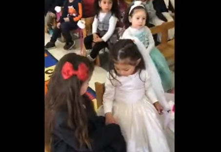 Imagem de capa - Meninas participam de atividade que simula casamento gay em escola, no Chile