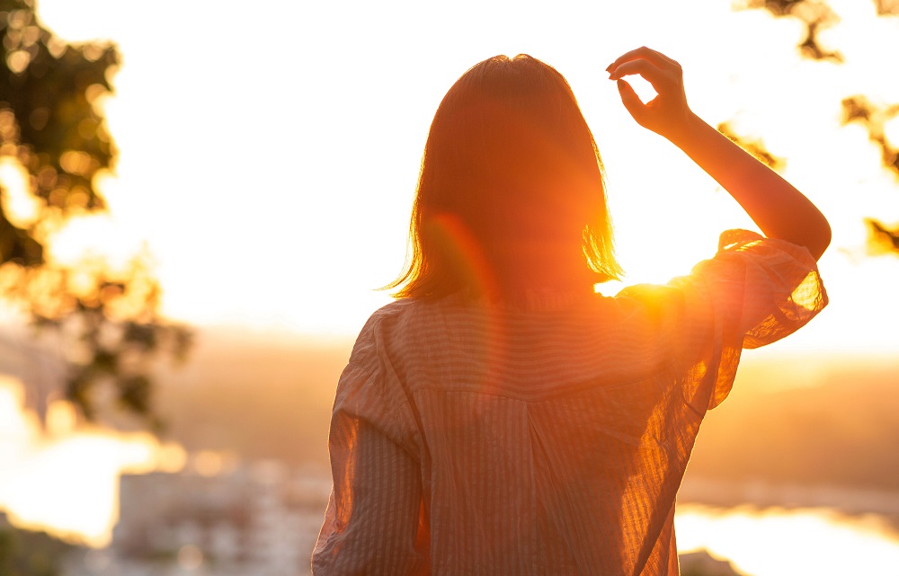 Young,Woman,In,Casual,Shirt,Looking,At,Sunset,At,The