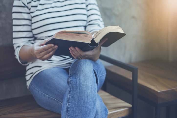 A woman holding and read bible