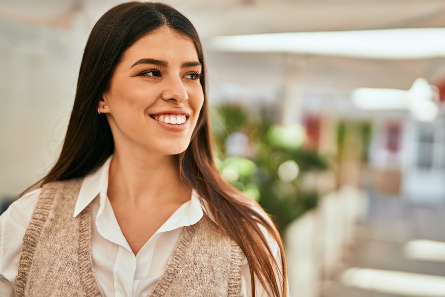 Young,Hispanic,Woman,Smiling,Happy,Standing,At,The,City.