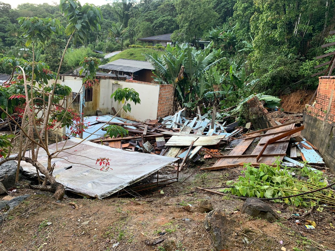 Vítimas de chuvas recebem amparo social em Guaramirim (SC)