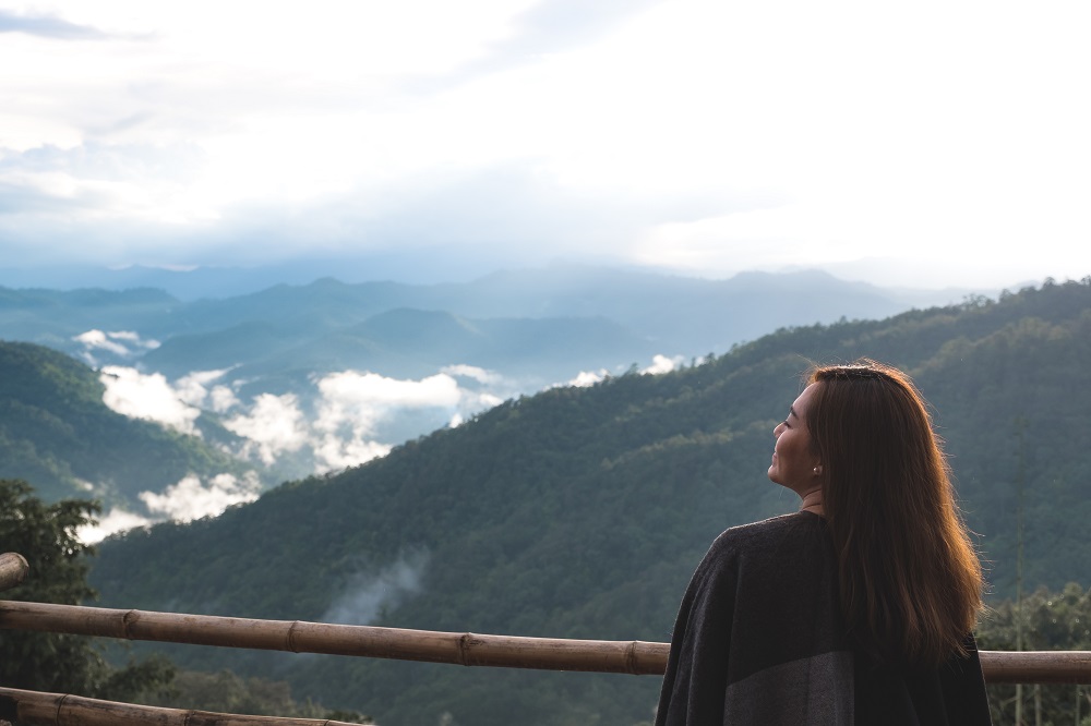 A,Beautiful,Asian,Woman,Standing,Alone,And,Looking,At,Mountains