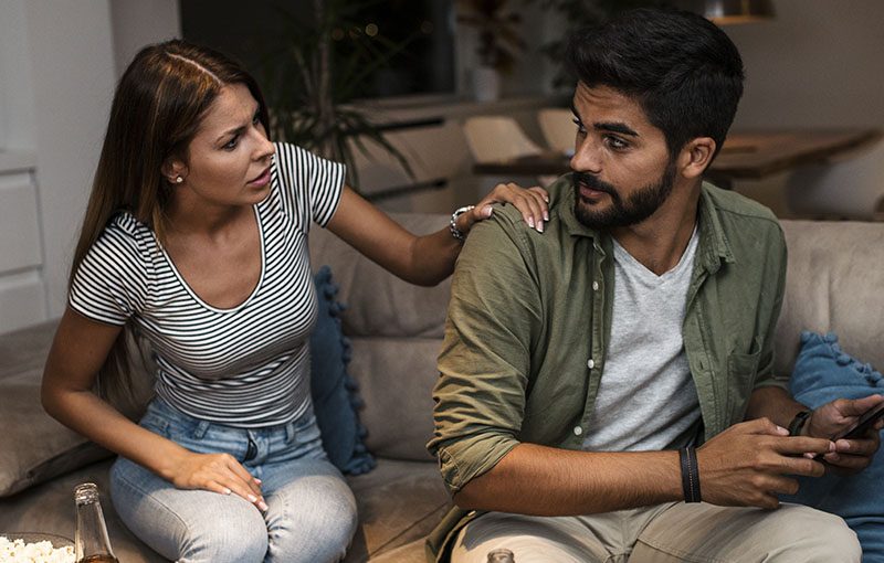 Imagem de capa - O noivo dela conversa com outras mulheres em redes sociais