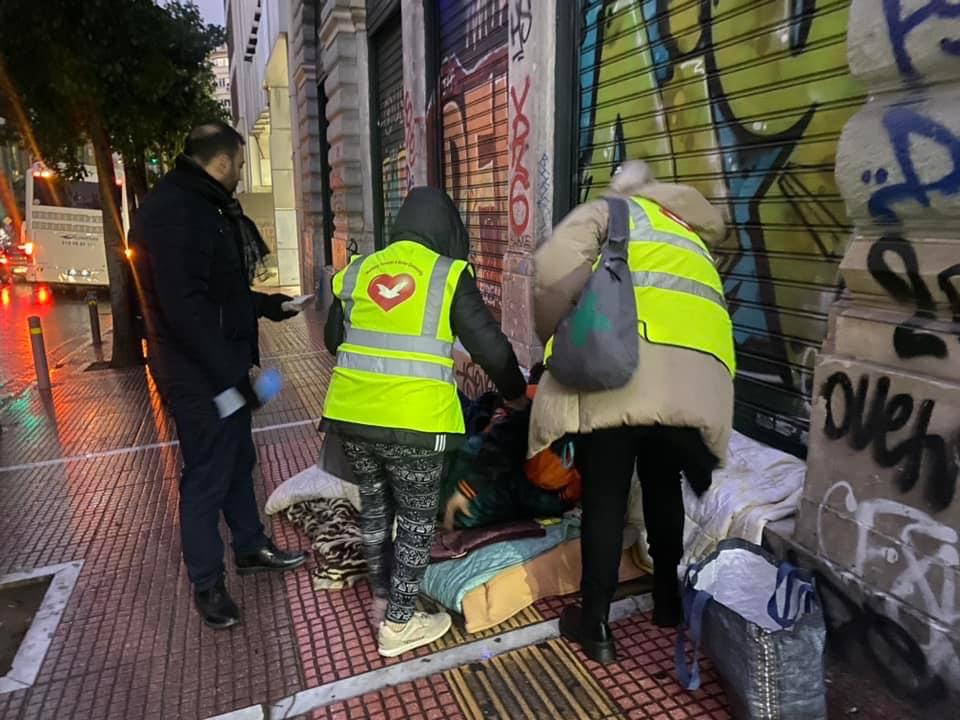 Voluntários enfrentaram baixas temperaturas para levar ajuda aos sofridos, na Grécia