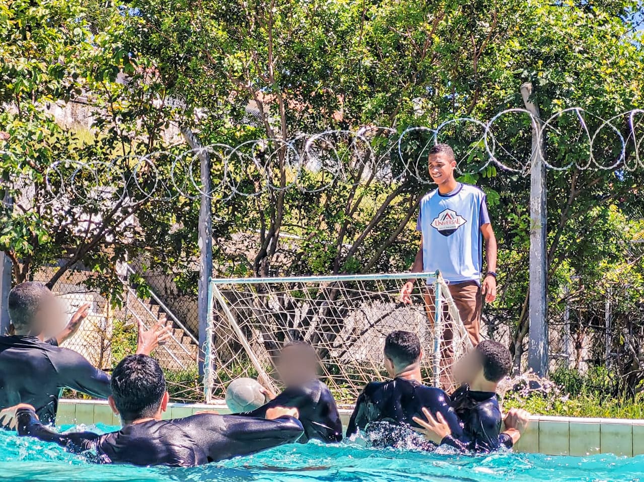 Universal Socioeducativo realiza aulas de natação em unidade de reeducação social no Rio de Janeiro