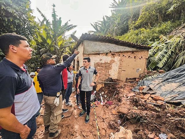 Voluntários prestam auxílio às vítimas de deslizamento no Ceará