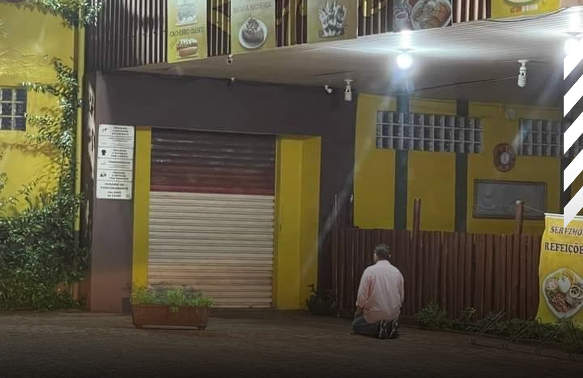 Imagem de capa - O que a imagem de um comerciante orando em frente ao comércio nos ensina