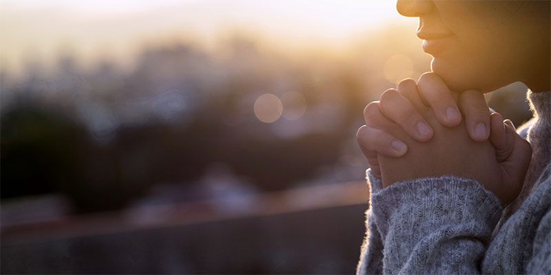Imagem de capa - Quem ora se aproxima do Deus-Vivo