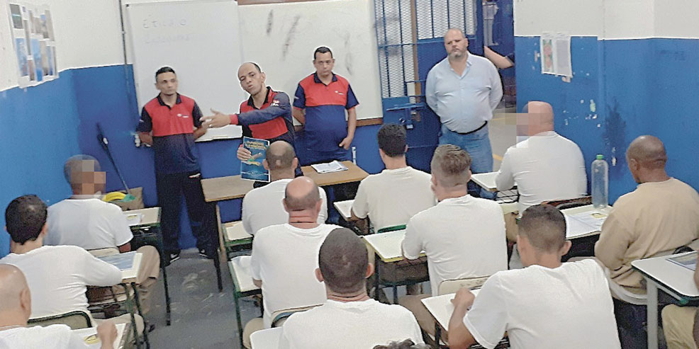 Imagem de capa - UNP realiza formatura de detentos do curso de Elétrica Predial