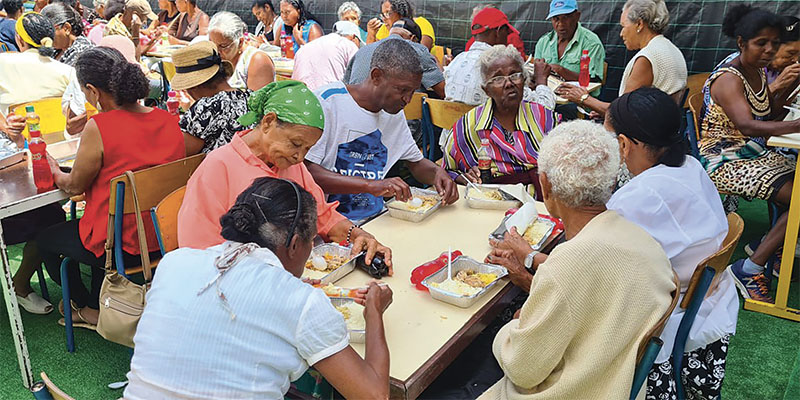 Imagem de capa - Centenas de pessoas são ajudadas em Cabo Verde