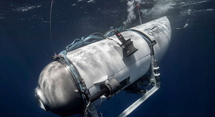 Detalhe no contrato do submarino e reação de passageiros impressiona