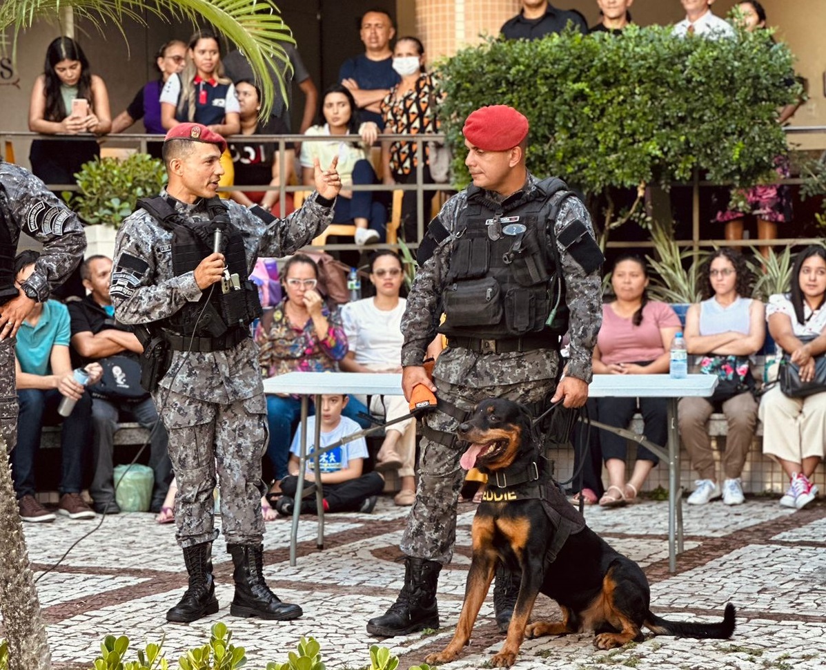 postJovens prestigiaram apresentação de cães da Polícia Militar de Choque no estado do Cearána categoriaAção Social