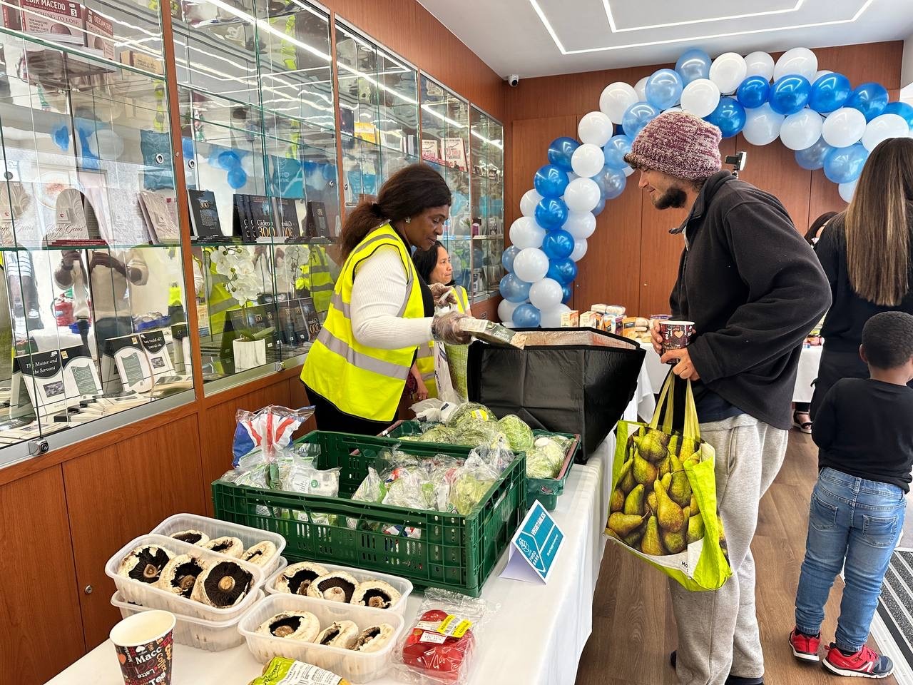 Imagem de capa - ‘Food Bank’ em Liverpool traz esperança para população necessitada