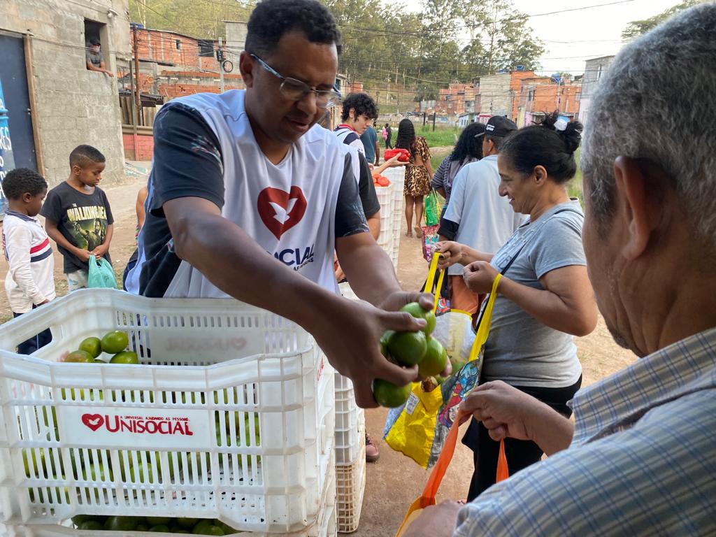 Imagem de capa - Doação de 2,5 toneladas de frutas e legumes ajuda famílias carentes na zona leste de SP