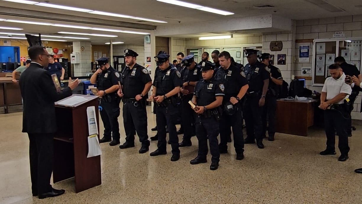 postPoliciais de Nova Iorque recebem exemplares da Bíbliana categoriaUniversal nas Forças Policiais