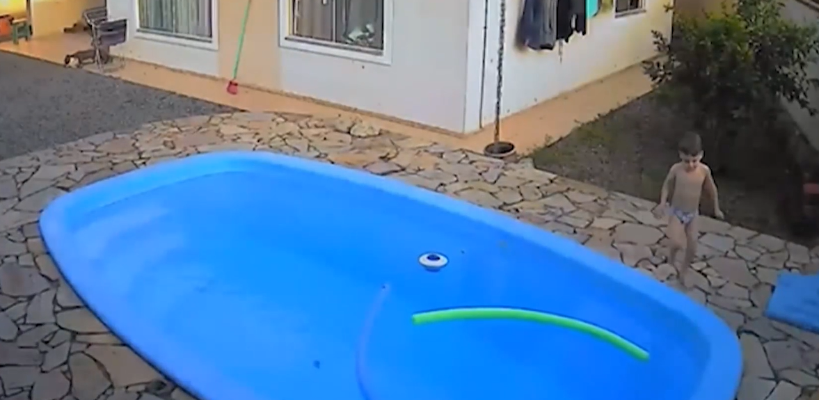 Imagem de capa - Criança se afoga em piscina, mas sobrevive milagrosamente