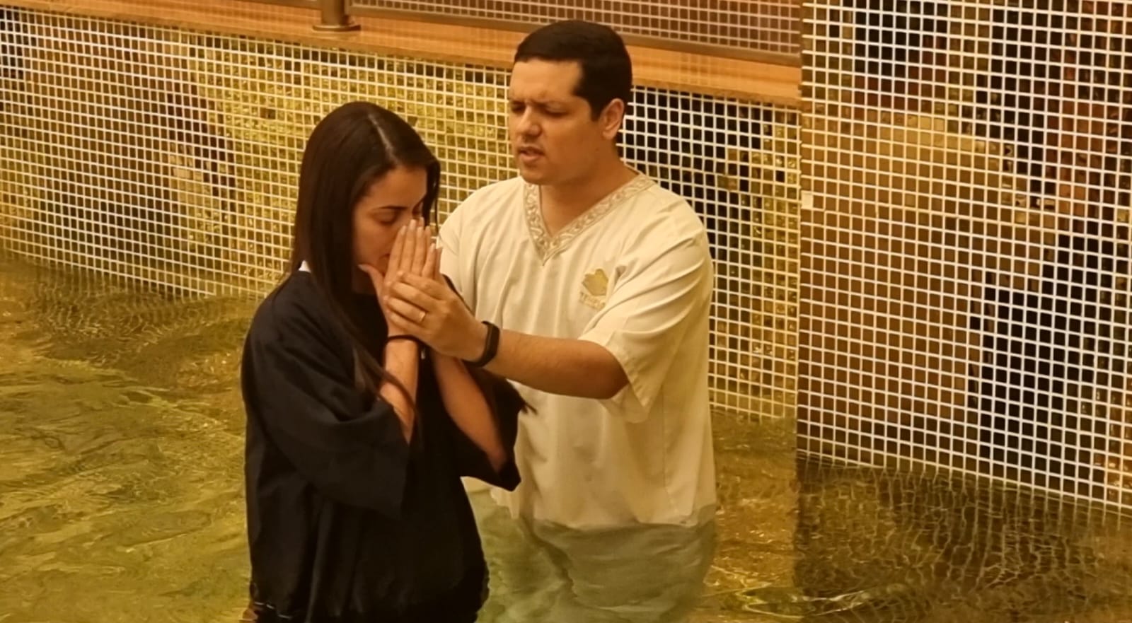 Imagem de capa - Grande batismo nas águas aconteceu em toda a Universal no último domingo