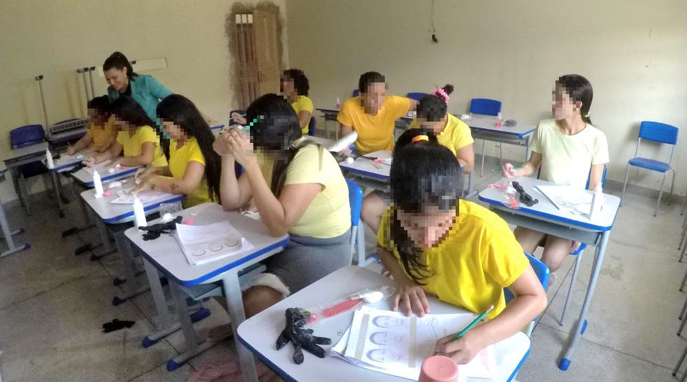 Imagem de capa - UNP: detentas participam de curso de design de sobrancelhas no estado do Acre