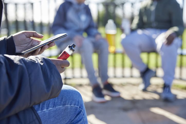 postA relação entre o excesso de redes sociais e o uso do vapena categoriaEm Foco