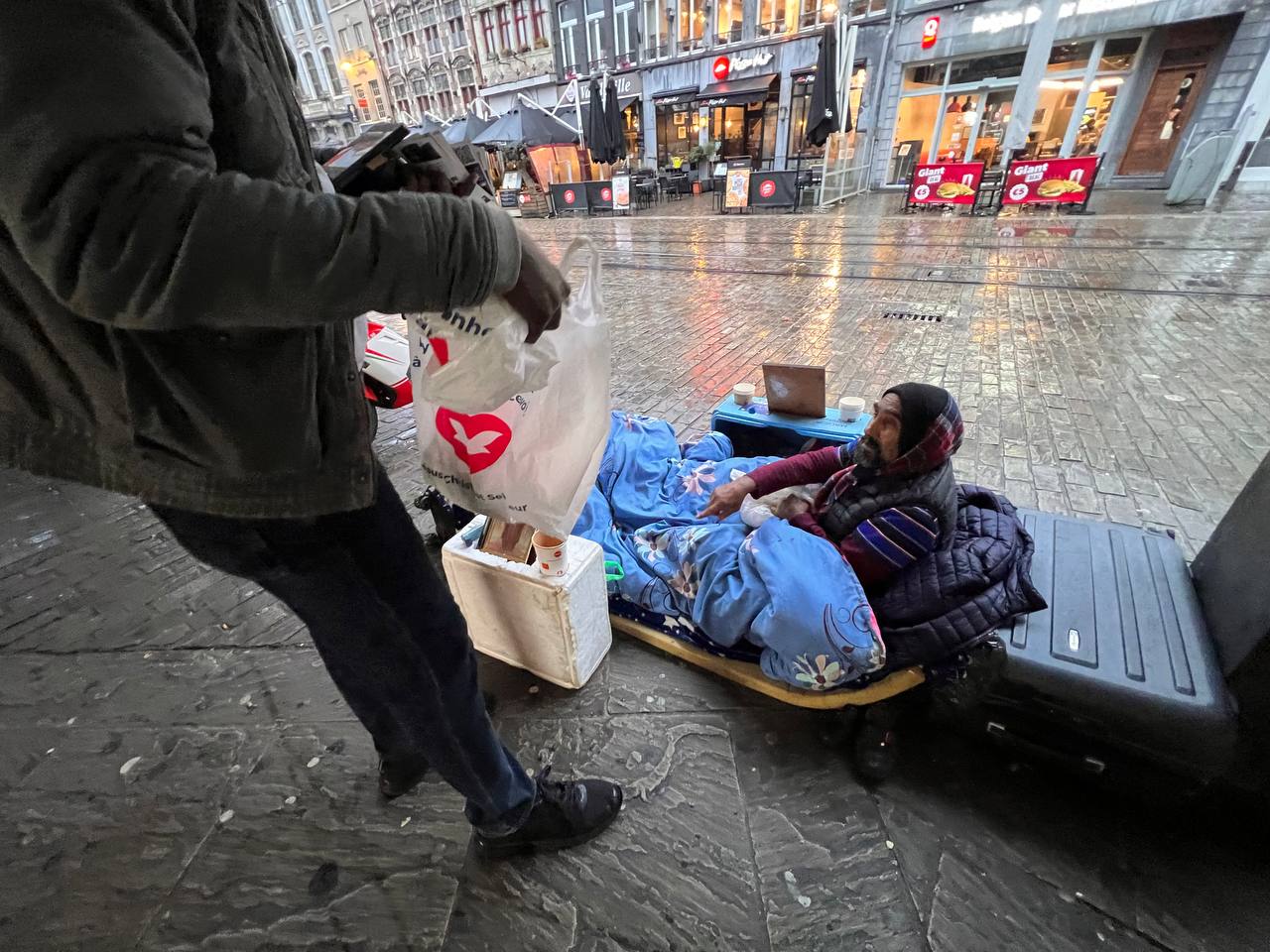 postAção social conforta 50 moradores de rua no friona categoriaNa Bélgica