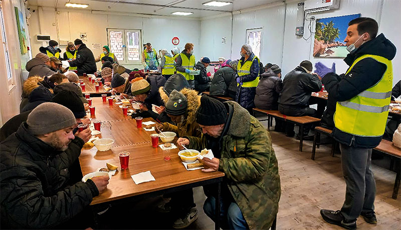 Imagem de capa - População de rua recebe ajuda para enfrentar o frio na Europa 