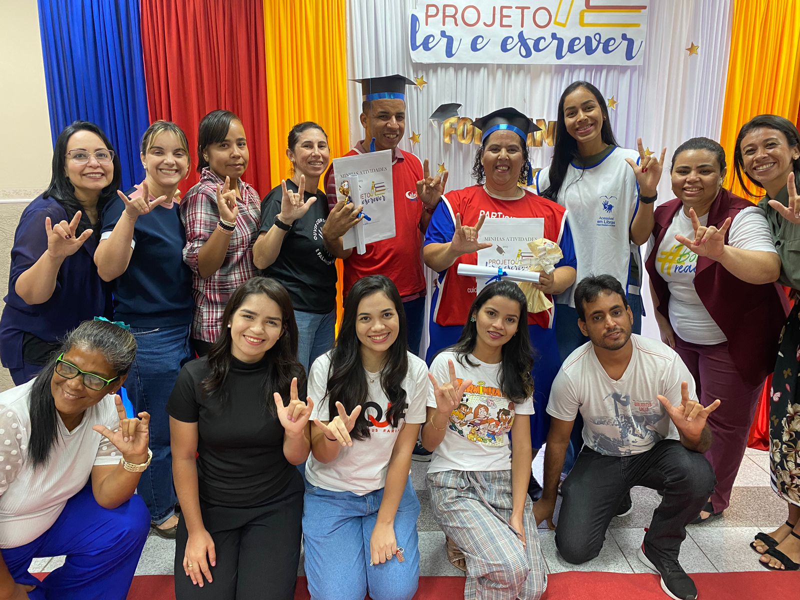 Imagem de capa - Parceria entre EVG Libras e Projeto Ler e Escrever possibilita a formatura de alunos surdos em Alagoas